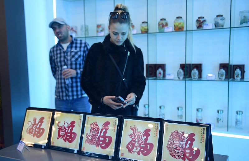 Young representatives from China and countries in Central and Eastern Europe visit a workshop in Cangzhou City, Hebei Province, March 31, 2023. /CFP