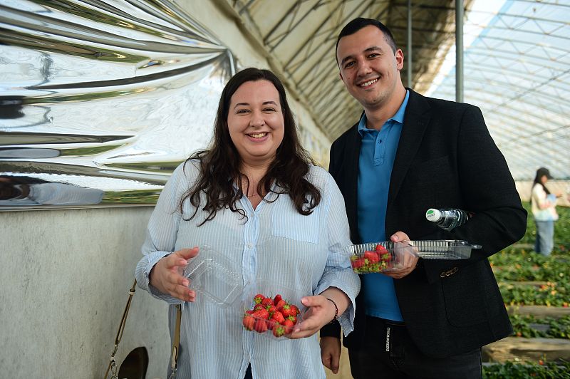 Young representatives from China and countries in Central and Eastern Europe taste strawberries in Cangzhou City, Hebei Province, March 30, 2023. /CFP