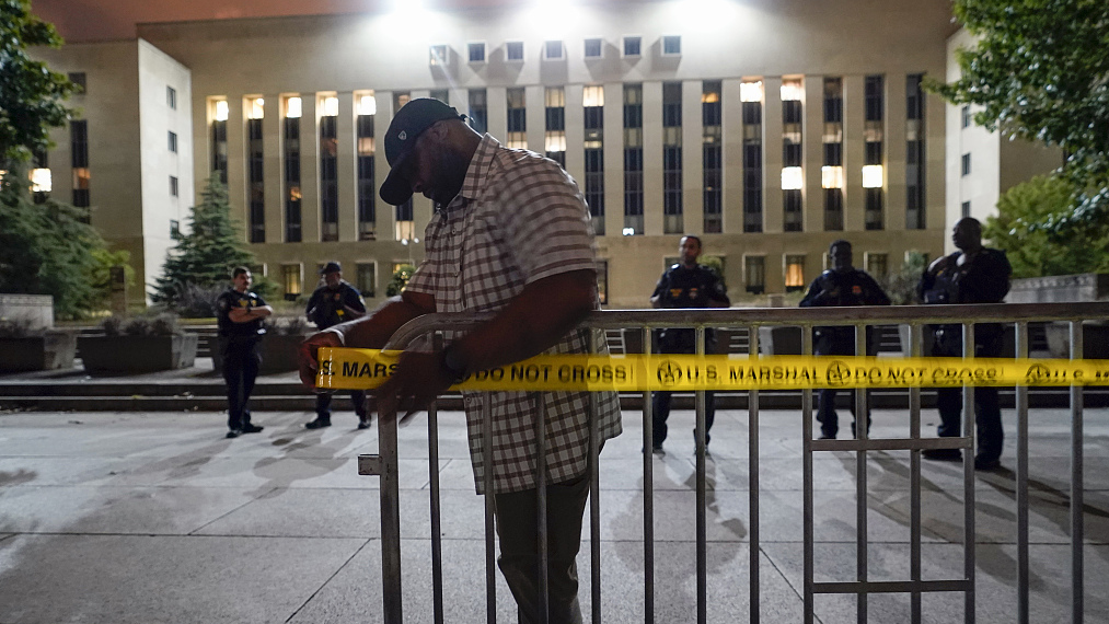 Workers put up barricades outside the E. Barrett Prettyman U.S. Federal Courthouse in Washington D.C., U.S., August 2, 2023. /CFP