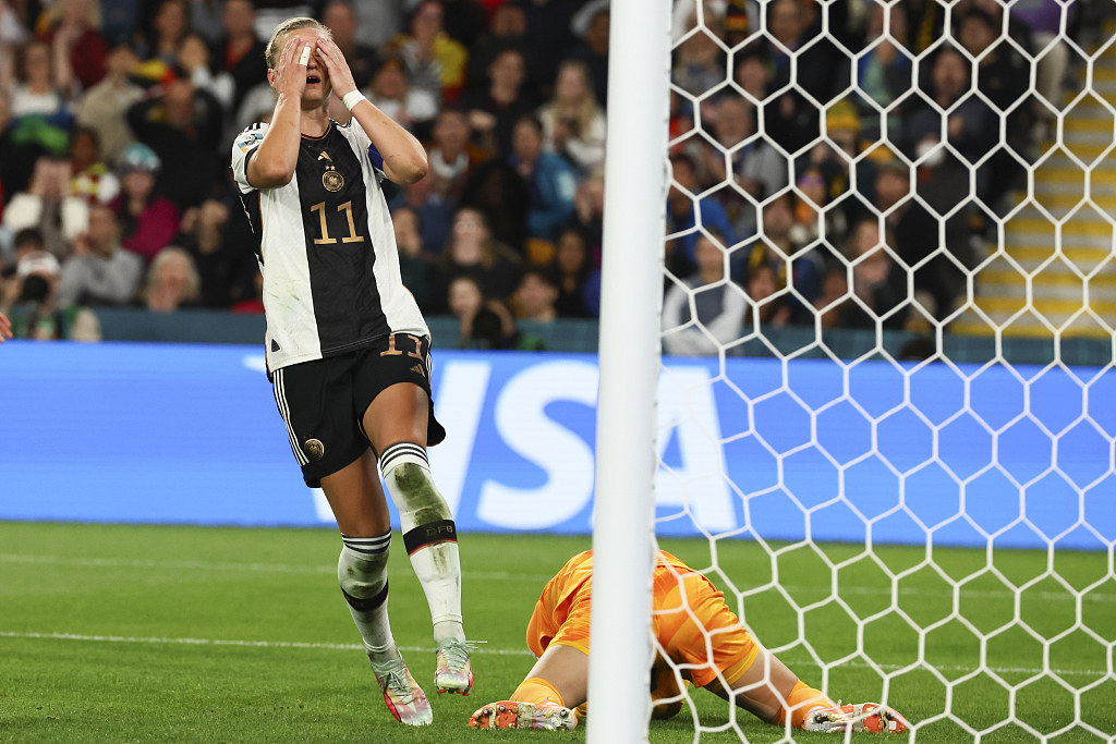 Germany's Alexandra Popp (L) reacts after South Korea's goalkeeper Kim Jung-mi saves her shot during their Women's World Cup group match in Brisbane, Australia, August 3, 2023. /CFP