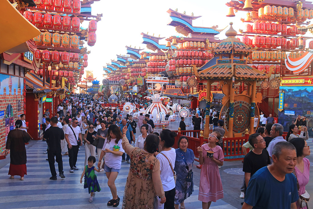 Photo taken on August 2, 2023 shows throngs of tourists at Urumqi's late-night scenic spot Tianshan Bright Moon City. /CFP