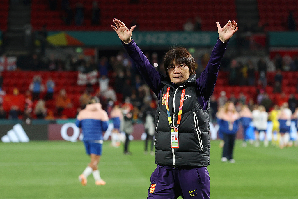 Shui Qingxia, manager of China, acknowledges fans after the 6-1 loss to England in the FIFA Women's World Cup at Hindmarsh Stadium in Adelaide, Australia, August 1, 2023. /CFP