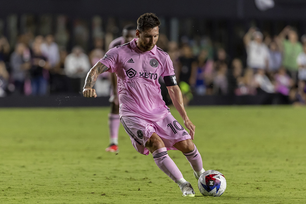 Inter Miami's Lionel Messi takes a free kick just outside the box during their Leagues Cup match against Orlando City at DRV PNK Stadium in Fort Lauderdale, U.S., August 2, 2023. /CFP