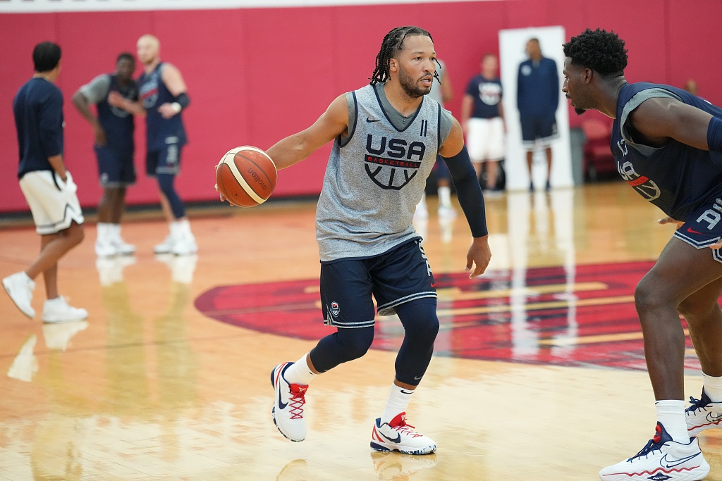 Jalen Brunson (C) of USA dribbles to attack in practice at the Mendenhall Center of the University of Nevada, Las Vegas, August 3, 2023. /CFP