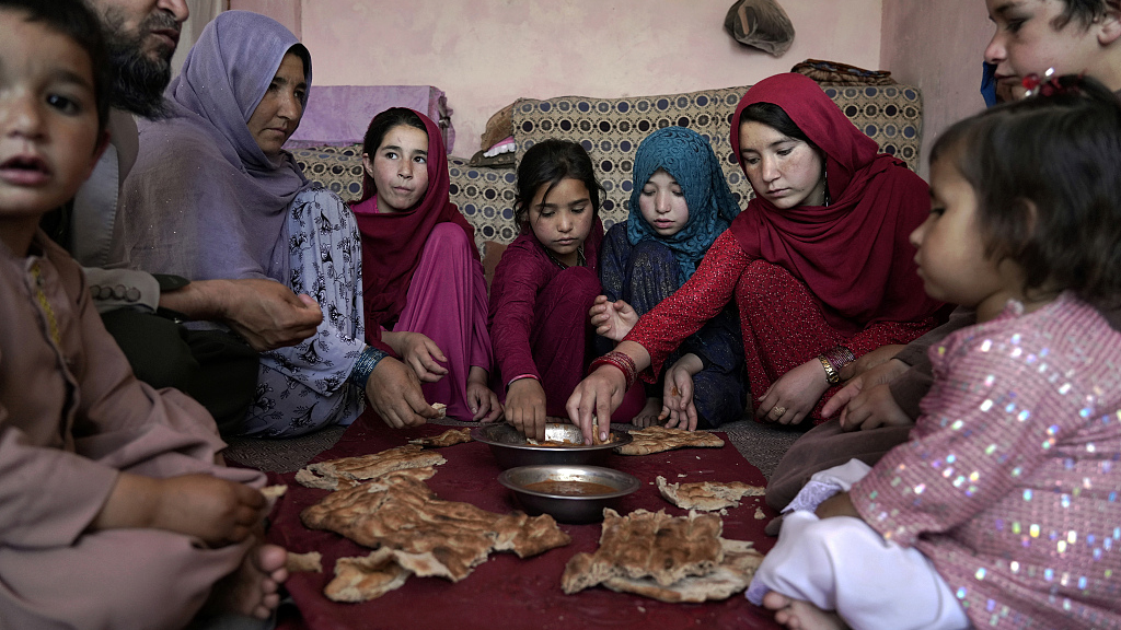 A family eats lunch in their home in one of Kabul's poor neighborhoods in Afghanistan, May 21, 2022. /CFP