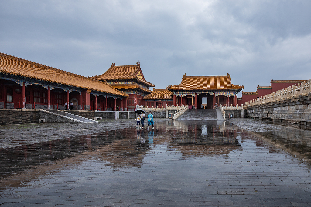 Tourists stroll at the Palace Museum amid rainy weather on July 27, 2023. /CFP