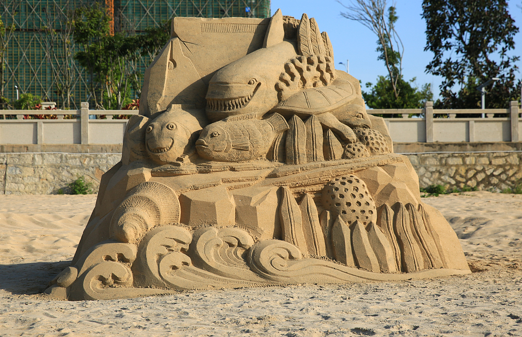 A sand sculpture of different species of fish stands at the Yushawan Park in Quanzhou, Fujian Province, on July 14, 2023 as part of a cross-Strait cultural exchange activity held in the coastal city. /CFP