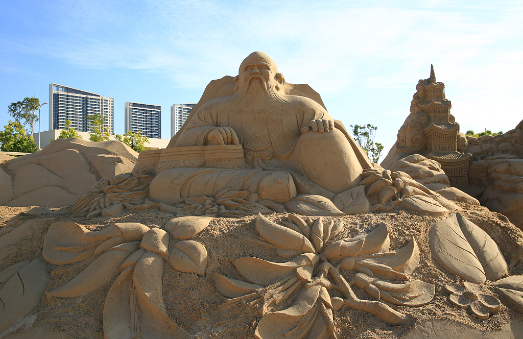 A sand sculpture of Laozi, founder of Taoism, stands at the Yushawan Park in Quanzhou, Fujian Province, on July 14, 2023, as part of a cross-Strait cultural exchange activity held in the coastal city. /CFP