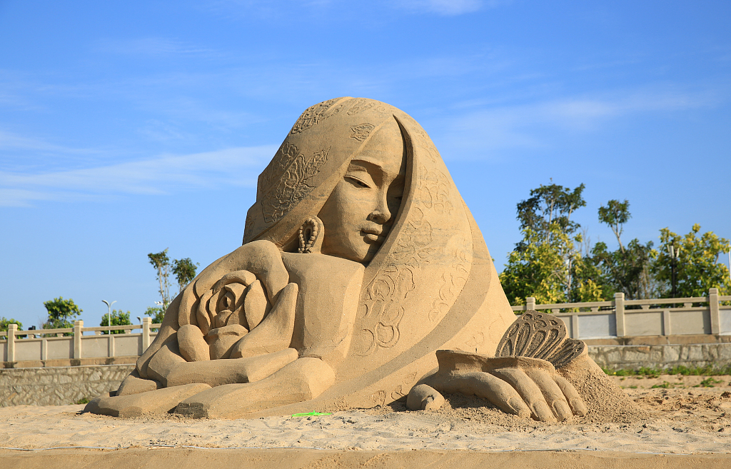A sand sculpture of a young woman stands at the Yushawan Park in Quanzhou, Fujian Province, on July 14, 2023, as part of a cross-Strait cultural exchange activity held in the coastal city. /CFP