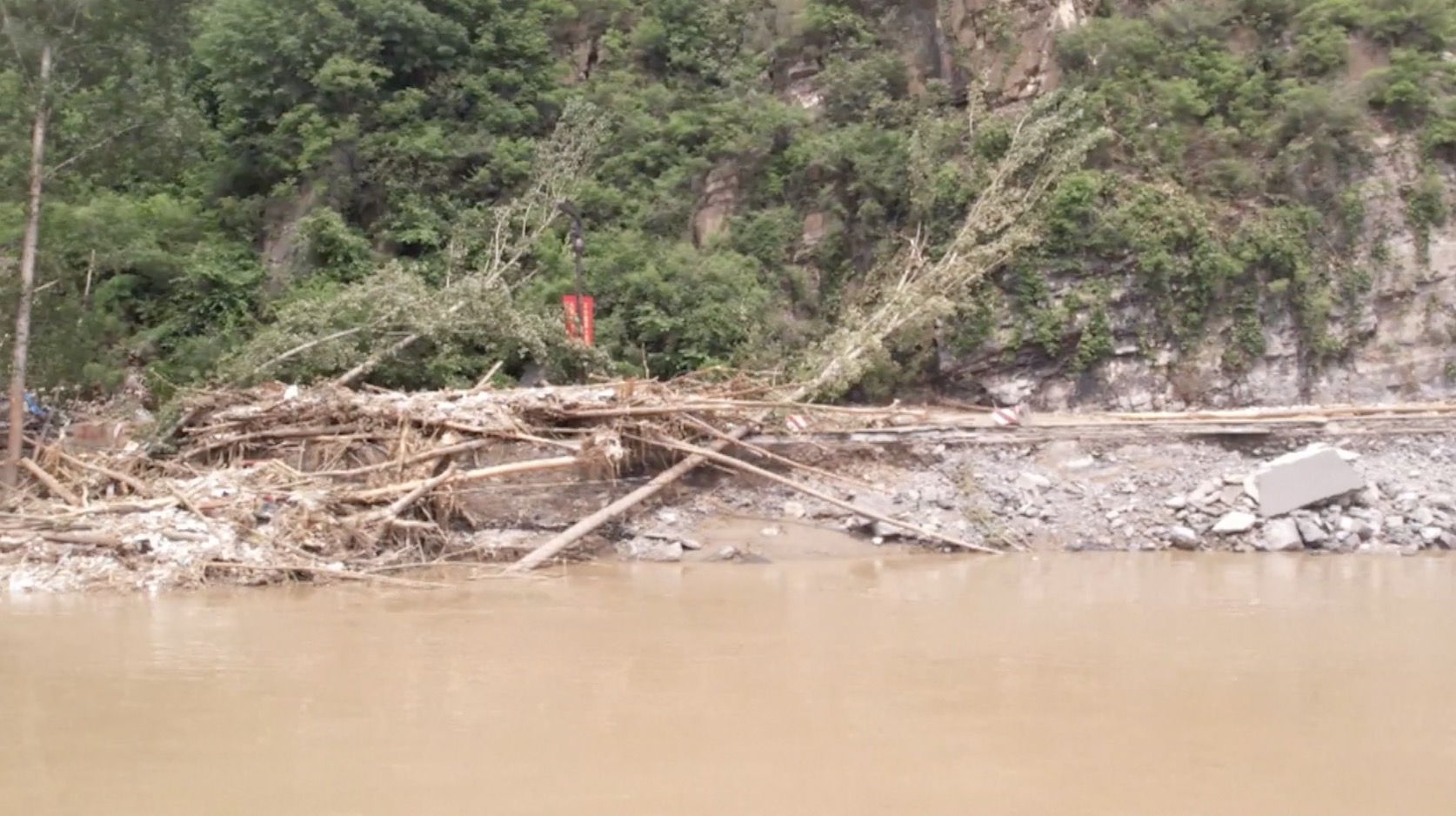 Mud and rubble in the aftermath of a flood. /CGTN