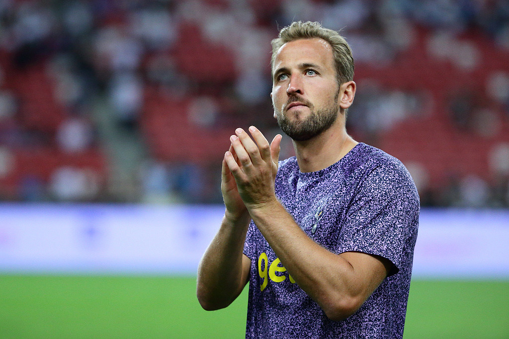 Harry Kane of Tottenham Hotspur acknowledges spectators after the 5-1 win over Lion City Sailors in the pre-season friendly at National Stadium in Singapore, July 26, 2023. /CFP 
