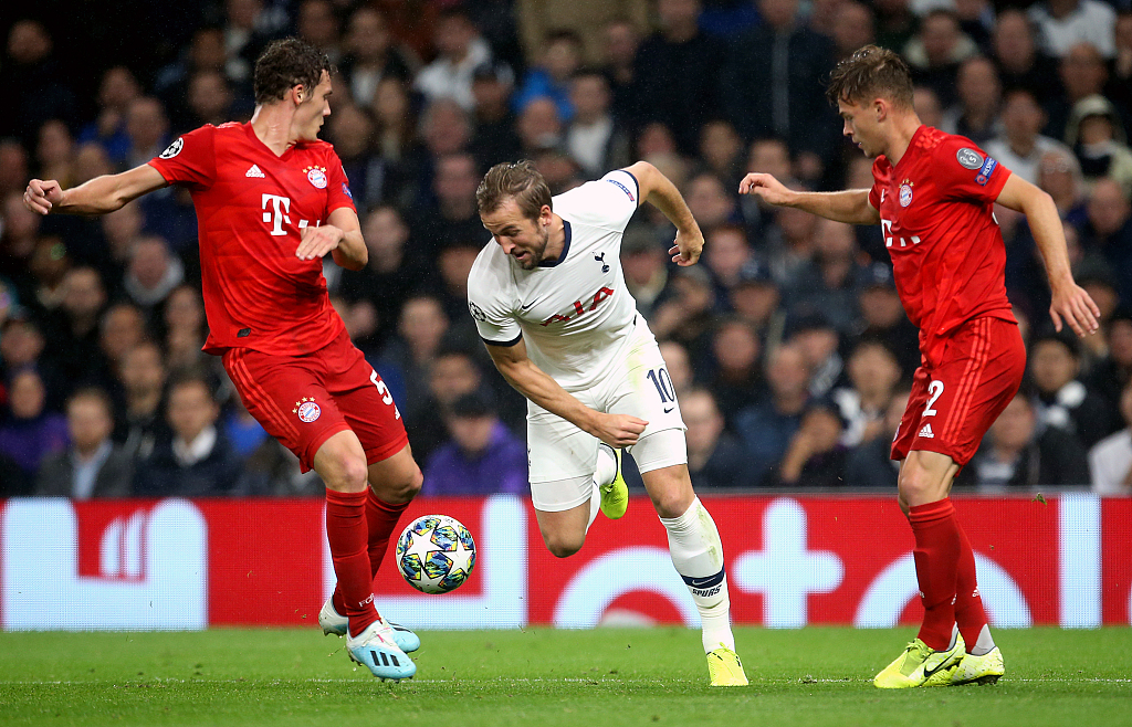 Harry Kane (C) of Tottenham Hotspur tries to control the ball in the UEFA Champions League game against Bayern Munich at the Tottenham Hotspur Stadium in London, England, October 1, 2019. /CFP