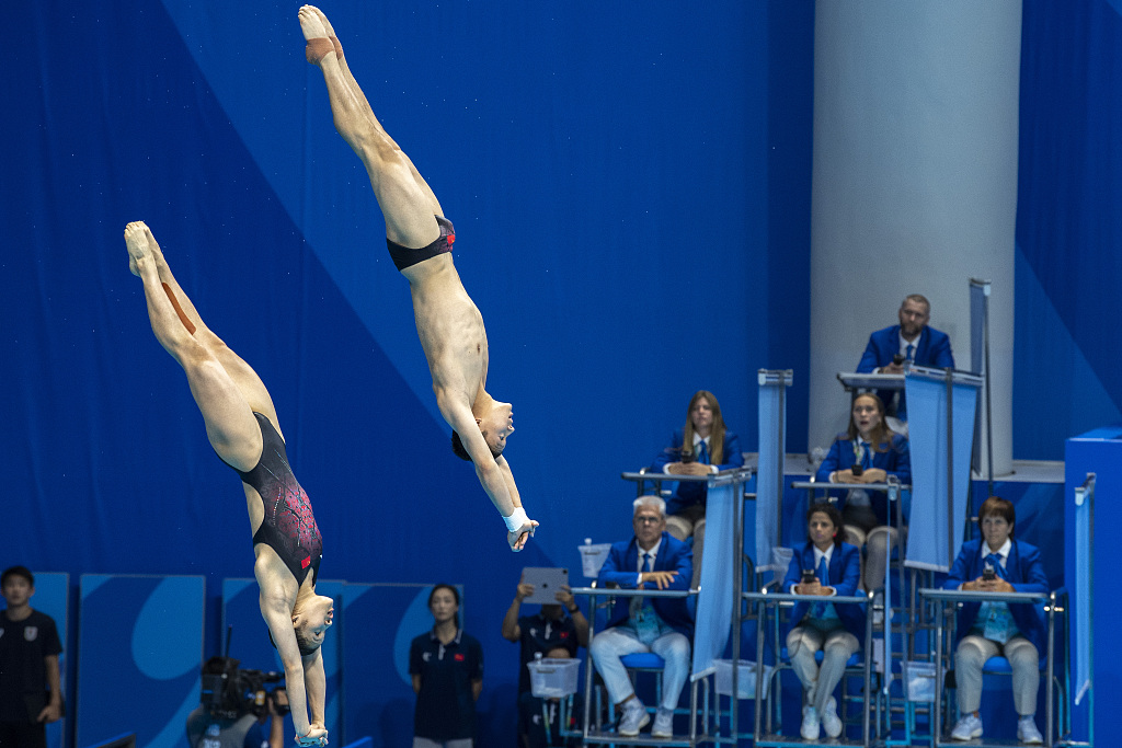China's Wang Weiying (L) and Wang Binhan compete in the diving mixed synchronized 10m platform final at the World University Games in Chengdu, China, August 4, 2023. /CFP