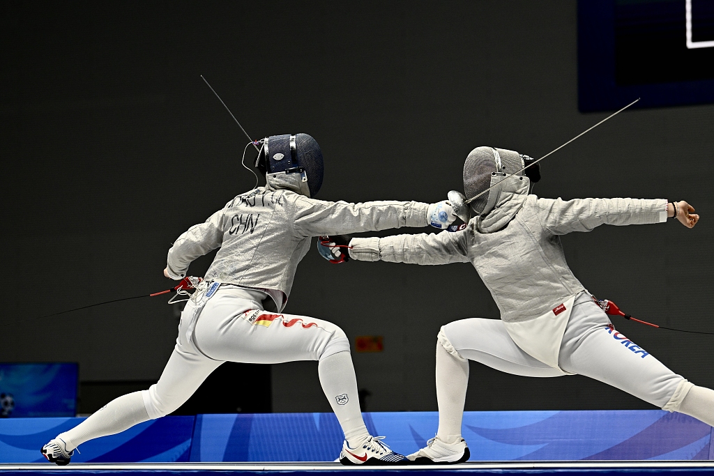 Shao Yaqi (L) of China and Choi Ji-yong of Republic of Korea fight in the fencing women's sabre individual final at the World University Games in Chengdu, China, August 4, 2023. /CFP