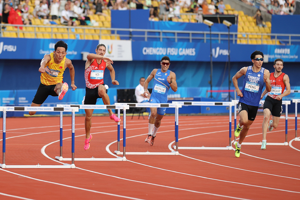Athletes compete in the men's 400m hurdles final during the World University Games in Chengdu, China, August 4, 2023. /CFP