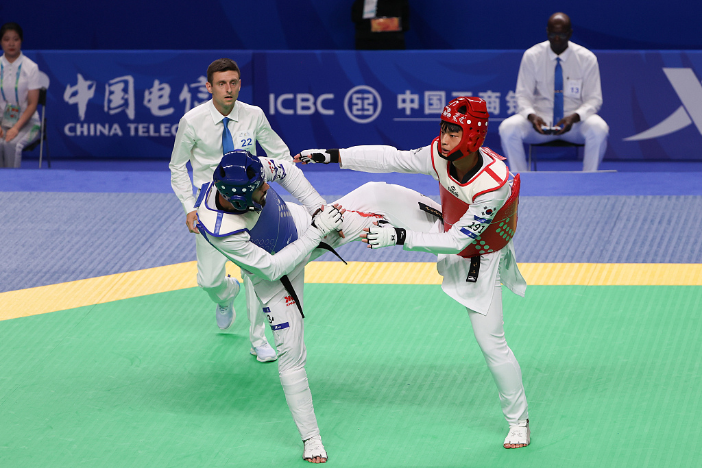 Athletes fight in the taekwondo men's team final between Team Republic of Korea and Team Iran at the World University Games in Chengdu, China, August 4, 2023. /CFP
