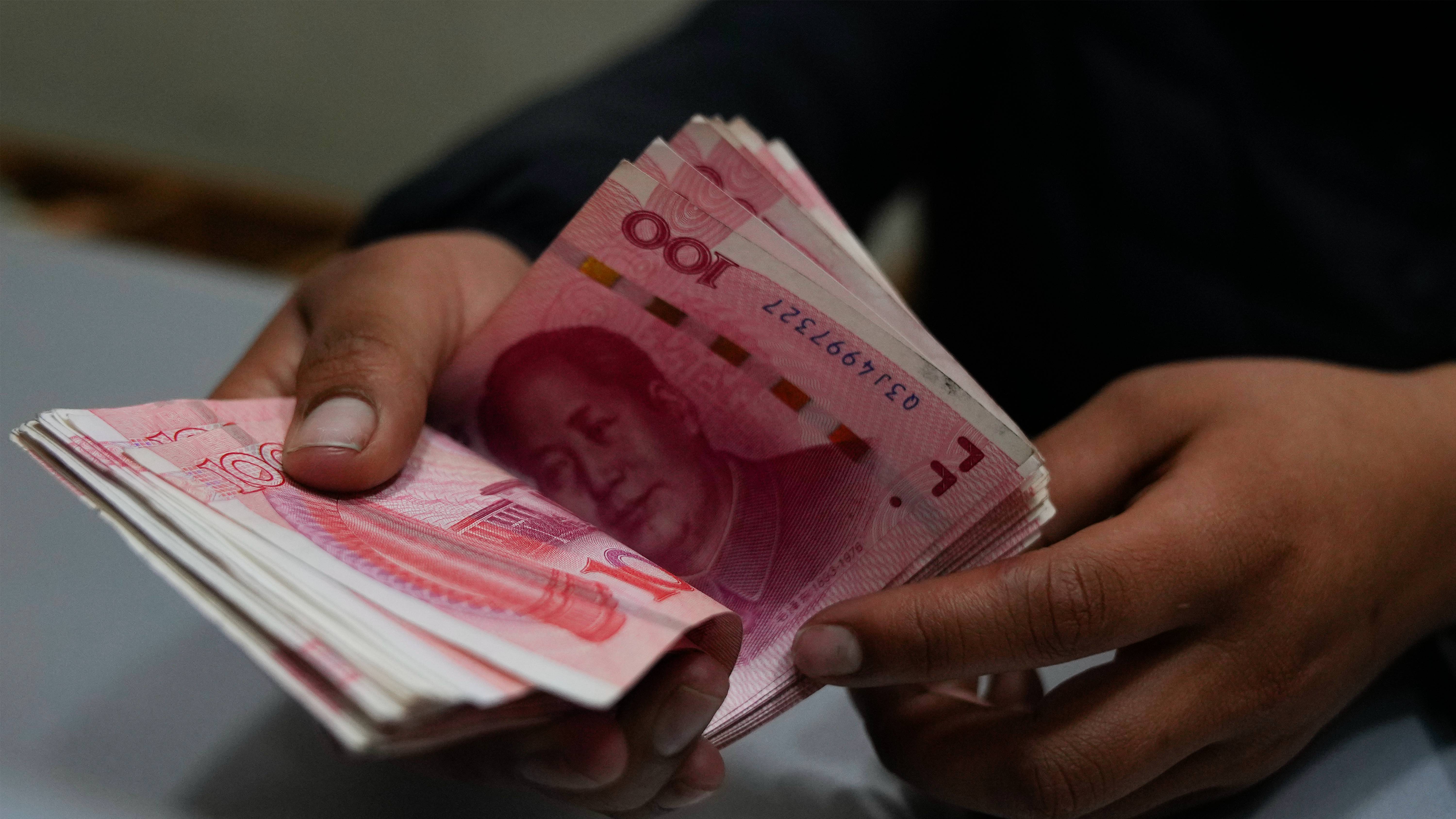 A money exchange shop worker counts Chinese yuan banknotes in La Paz, Bolivia, July 26, 2023. /AP