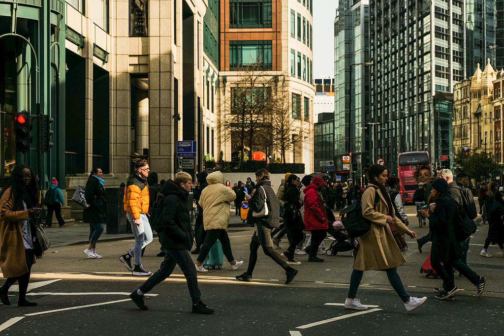 Commuters cross a road in London, UK, March 15, 2023. /CFP