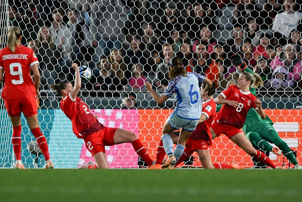 Aitana Bonmati (#6) of Spian shoots to score a goal in the Round of 16 game against Switzerland at the FIFA Women's World Cup at Eden Park in Auckland, New Zealand, August 5, 2023. /CFP