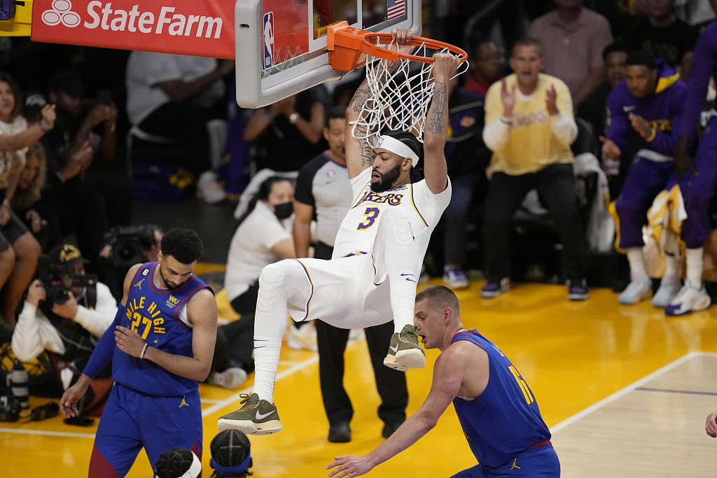 Anthony Davis (#3) of the Los Angeles Lakers dunks in Game 3 of the NBA Western Conference Finals against the Denver Nuggets at Crypto.com Arena in Los Angeles, California, May 20, 2023. /CFP