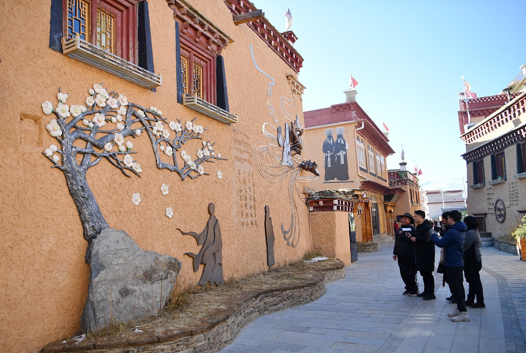 This file photo shows a street view of Renkang Ancient Street in Ganzi Prefecture, Sichuan Province. /CFP