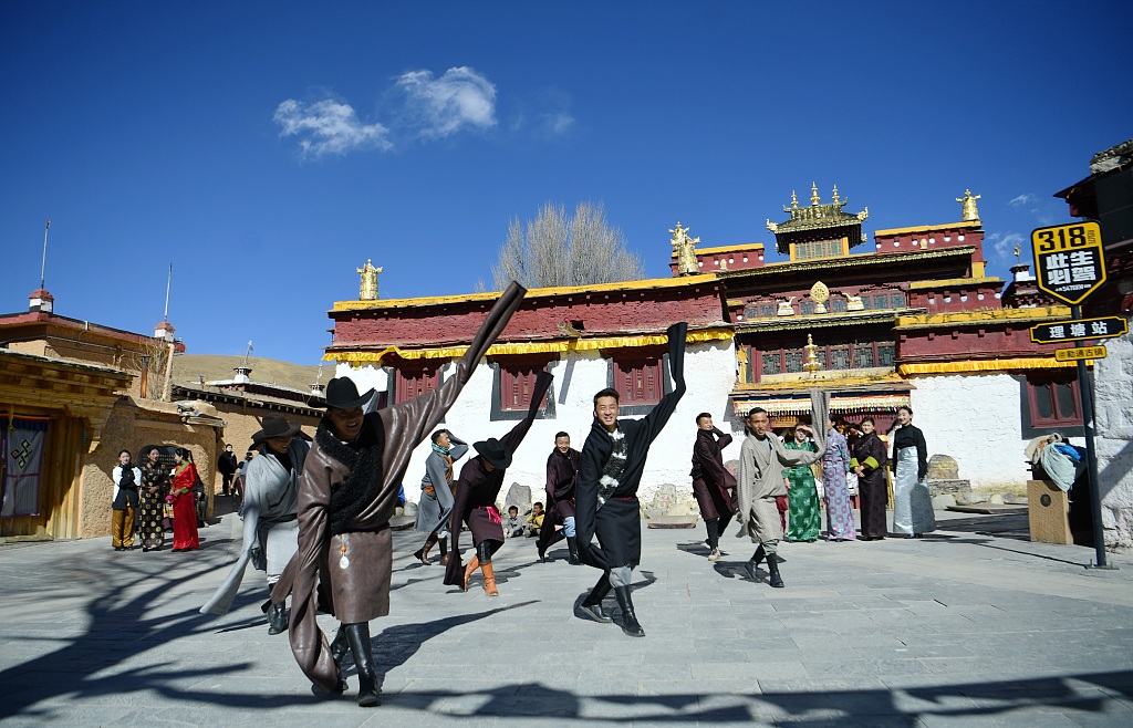 This file photo shows locals dancing on a square on Renkang Ancient Street in Ganzi Prefecture, Sichuan Province. /CFP