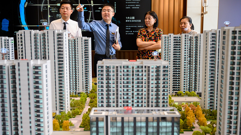 Salesmen introduce commercial housing to their customers in Taiyuan, north China's Shanxi Province, June 21, 2023. /CFP