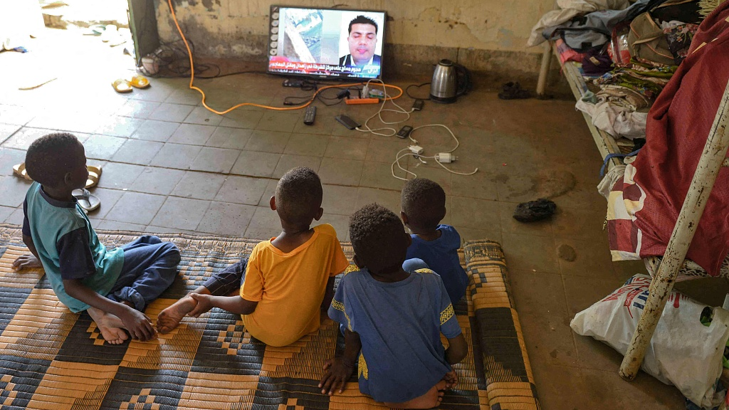 Displaced children who fled the ongoing violence by two rival Sudanese generals, watch television in a room inside the university of al-Jazira, transformed into a makeshift shelter, in al-Hasaheisa, south of Khartoum, on July 8, 2023./CFP