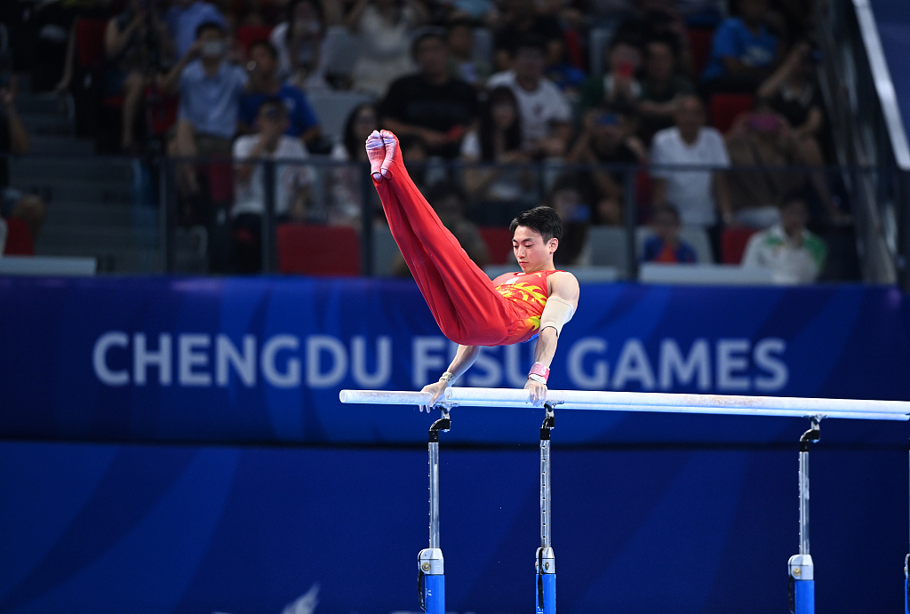 Zou Jingyuan of China competes in the men's parallel bars final at the World University Games in Chengdu, China, August 5, 2023. /CFP