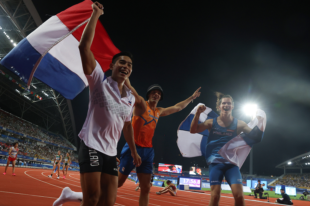 Urho vaino johannes Kujanpaa (R) of Finland celebrates with other participants after the men's pole vault final at the World University Games in Chengdu, China, August 5, 2023. /CFP