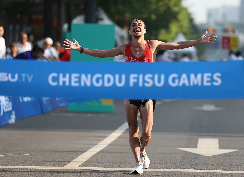 Salih Korkmaz of Türkiye wins the men's 20km race walk at the World University Games in Chengdu, China, August 5, 2023. /CFP