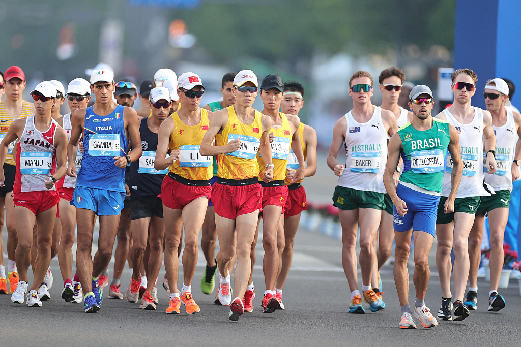 Athletes in the men's 20km race walk at the World University Games in Chengdu, China, August 5, 2023. /CFP