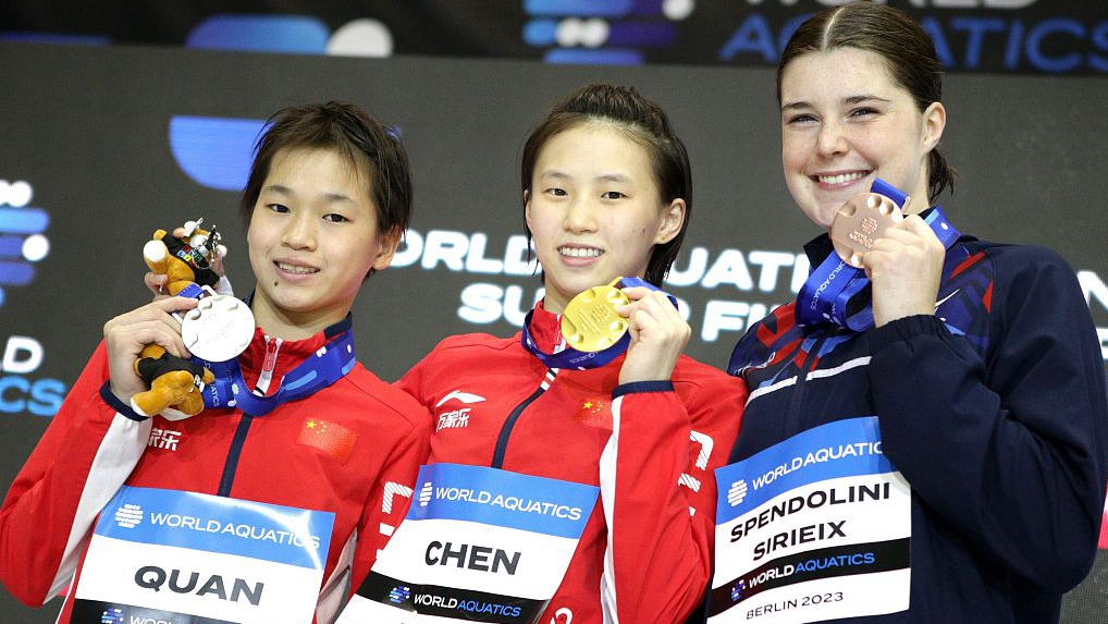 (L-R) Silver medalist Quan Hongchan, gold medalist Chen Yuxi, and Andrea Spendolini Sirieix from Great Britain stand on the podium of the women's 10m platform final on day two of the World Cup Super Final in Berlin, Germany, August 5, 2023. /CFP