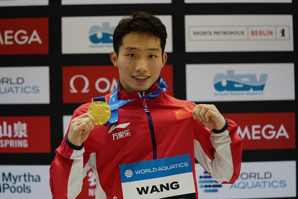 Wang Zongyuan displays his medal after winning the men's 3m platform final on day two of the World Cup Super Final in Berlin, Germany, August 5, 2023. /CFP