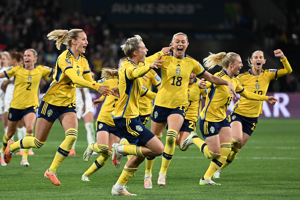 Players of Sweden celebrate after beating U.S. on penalties during the Women's World Cup round of 16 in Melbourne, Australia, August 6, 2023. /CFP