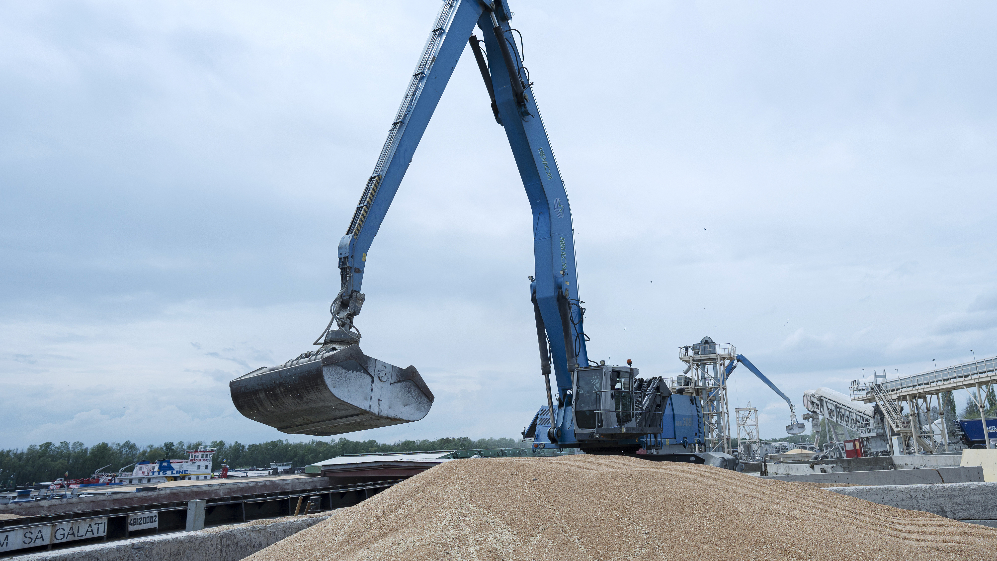 An excavator loads grain into a cargo ship at a grain port in Izmail, Ukraine, April 26, 2023. /CFP
