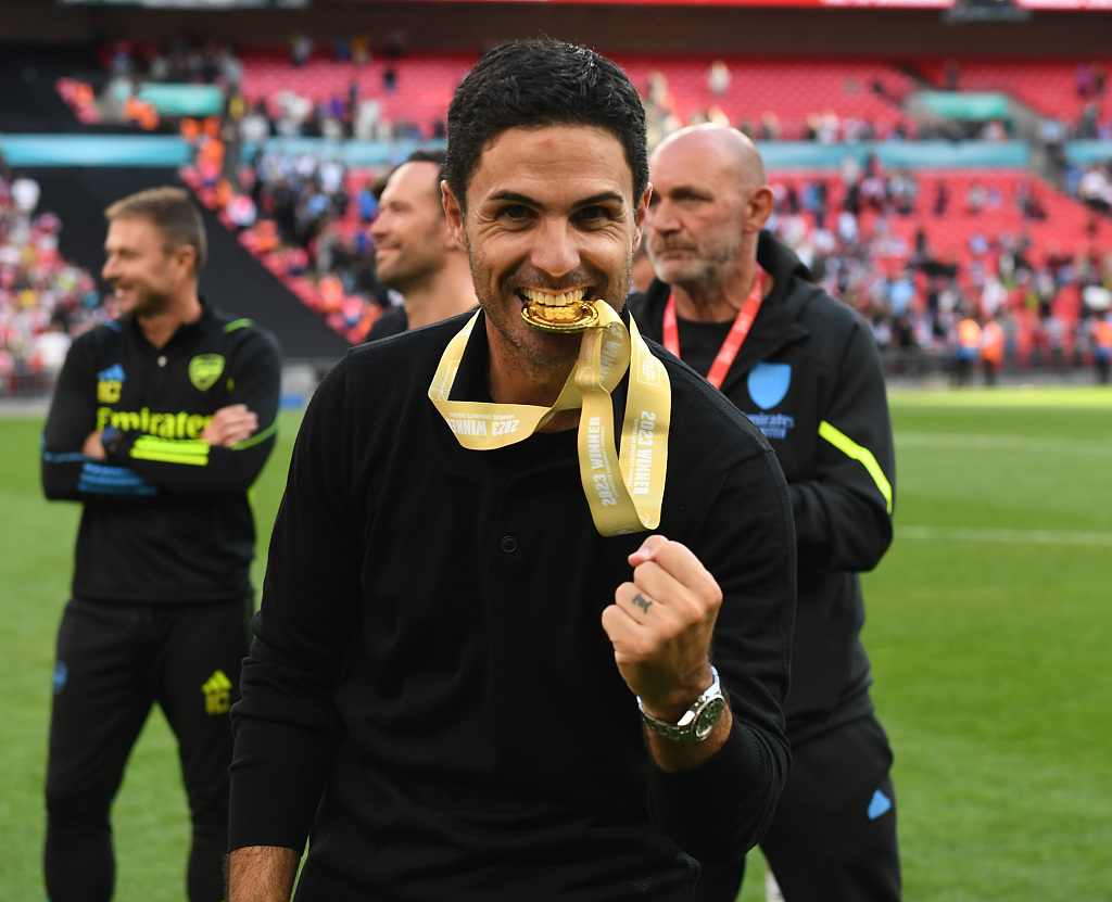 Arsenal manager Mikel Arteta celebrates with the medal after winning the Community Shield after their Community Shield match against Manchester City at Wembley Stadium in London, England, August 6, 2023. /CFP