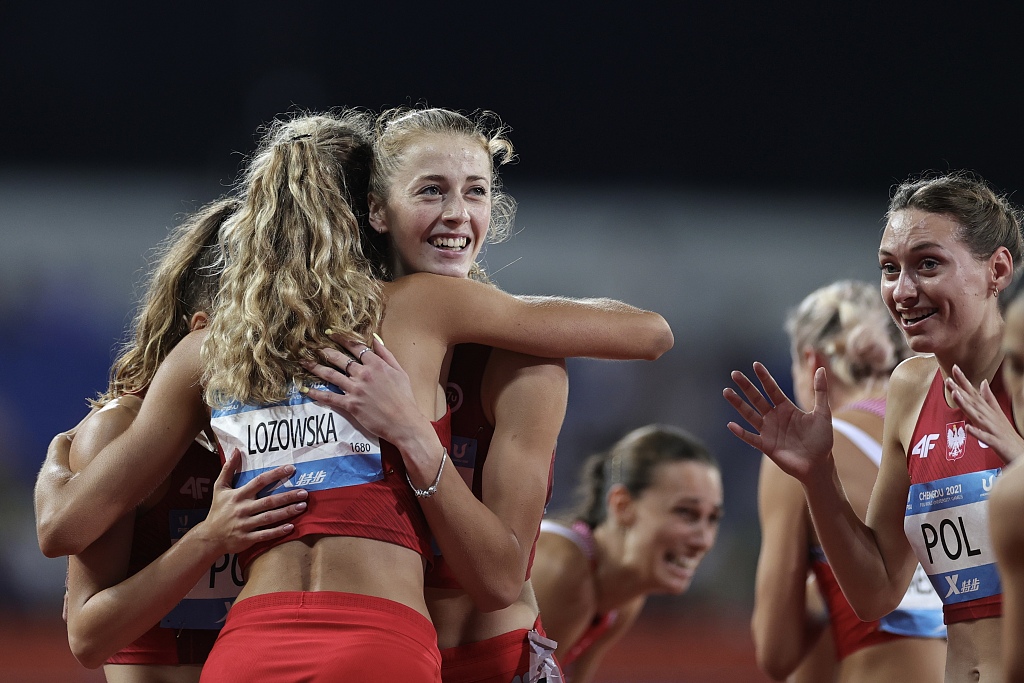 Athletes of Team Poland celebrate their victory in the women's 4X400m relay final at the World University Games in Chengdu, China, August 6, 2023. /CFP