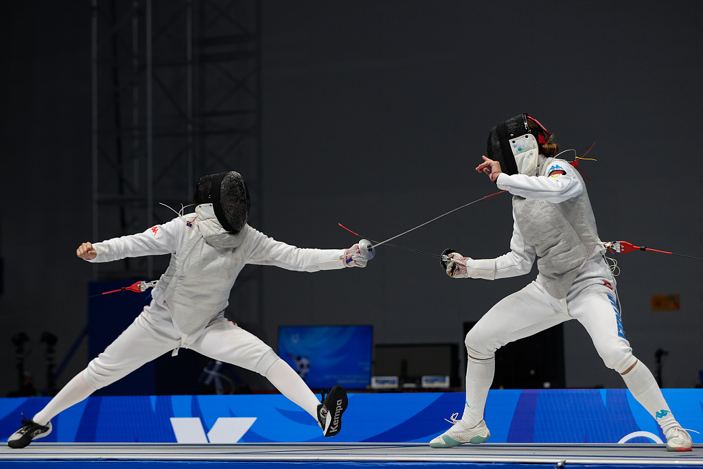 China's Huang Qianqian (L) and Italy's Serena Rossini fight in the women's foil team final at the World University Games in Chengdu, China, August 6, 2023. /CFP