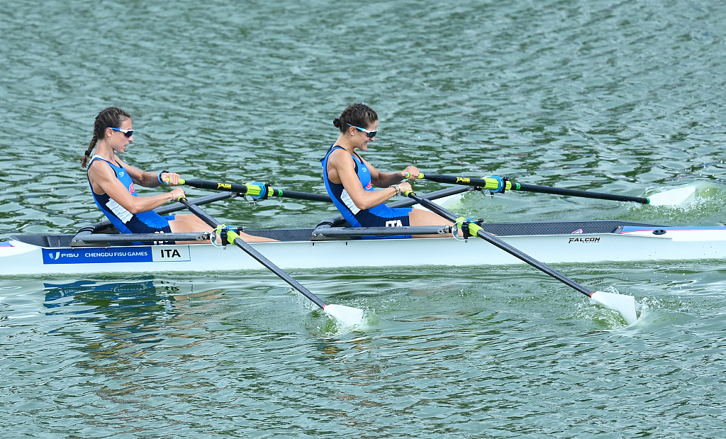 Ilaria Corazza (L) and Sara Borghi of Italy compete en route to winning the lightweight women's doubles sculls final at the World University Games in Chengdu, China, August 6, 2023. /CFP