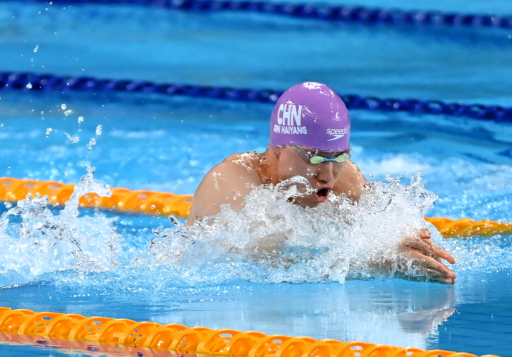 Qin Haiyang of China swims in the men's 50m breaststroke final at the World University Games in Chengdu, China, August 6, 2023. /CFP