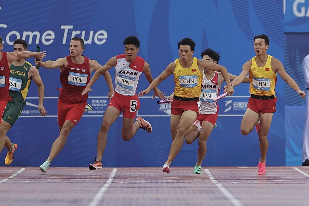 Runners in the men's 4X100m relay final at the World University Games in Chengdu, China, August 6, 2023. /CFP