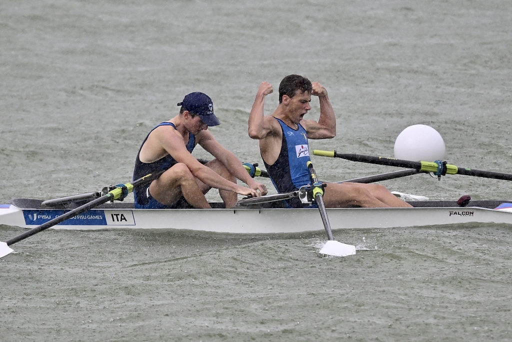 Italian rowers celebrate after winning the lightweight men's double sculls final at the World University Games in Chengdu, China, August 6, 2023. /CFP