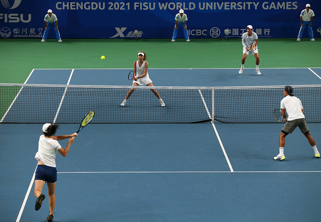 Athletes in the tennis mixed doubles final at the World University Games in Chengdu, China, August 6, 2023. /CFP