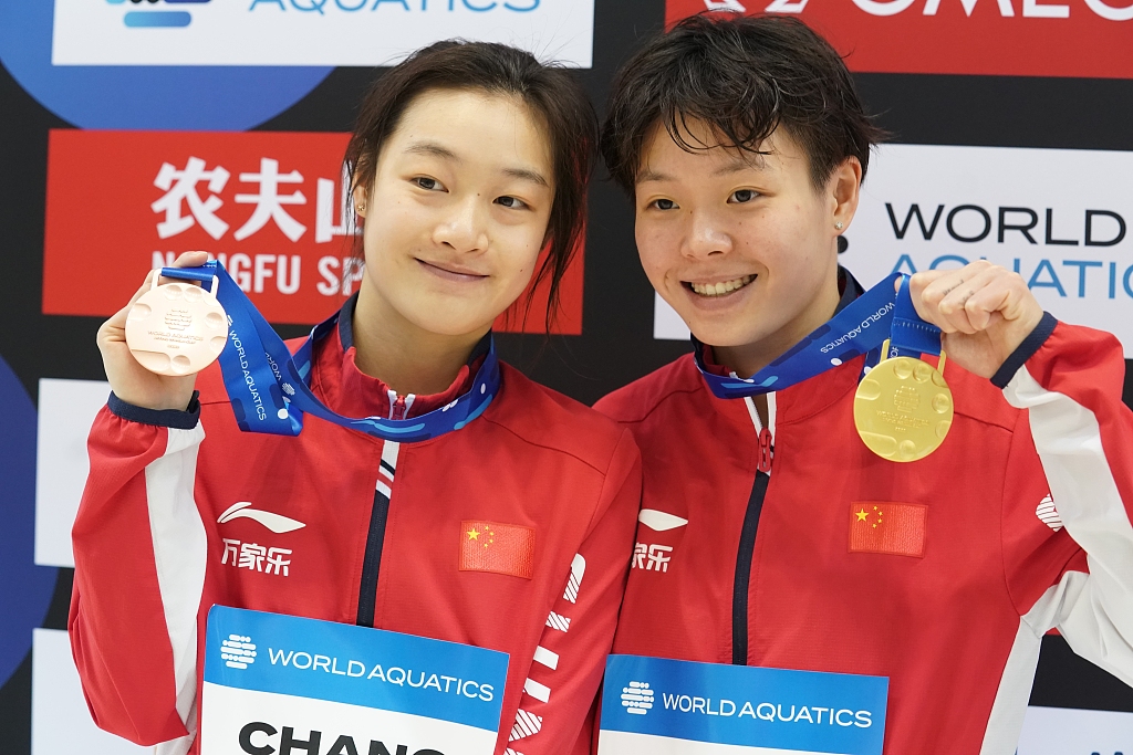 Golde medalist Chen Yiwen (R) and bronze medalist Chang Yani of China pose with their medals after winning the women's 3-meter springboard final in the World Aquatics Diving World Cup Super Final in Berlin, Germany, August 6, 2023. /CFP