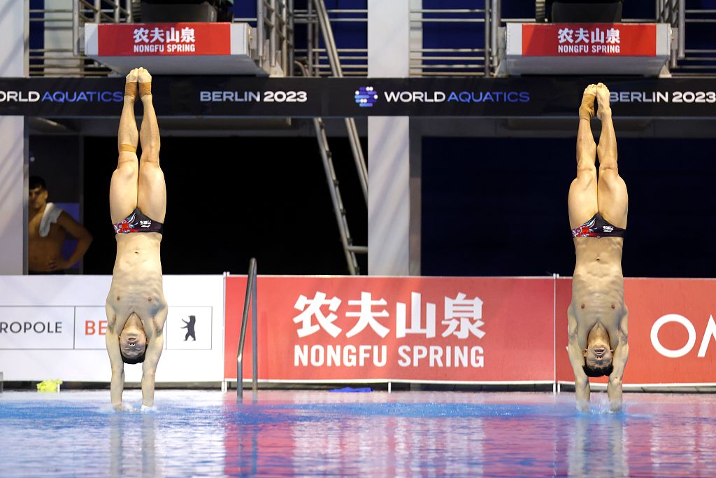 Wang Zongyuan and Long Daoyi of China compete in the men's 3-meter synchronized springboard final in the World Aquatics Diving World Cup Super Final in Berlin, Germany, August 4, 2023. /CFP