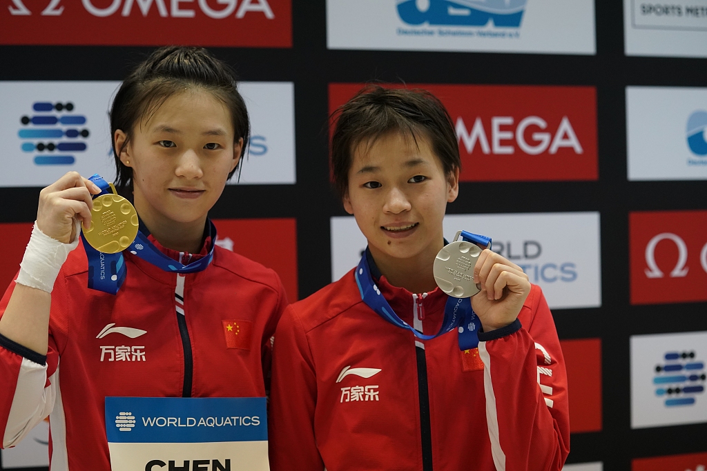 Golde medalist Chen Yuxi (L) and silver medalist Quan Hongchan of China pose with their medals after winning the women's 10-meter platform final in the World Aquatics Diving World Cup Super Final in Berlin, Germany, August 5, 2023. /CFP
