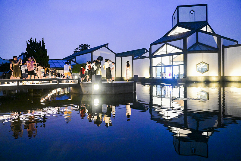 Tourists flock to take a nighttime tour of the Suzhou Museum in Jiangsu Province, August 6, 2023. /CFP