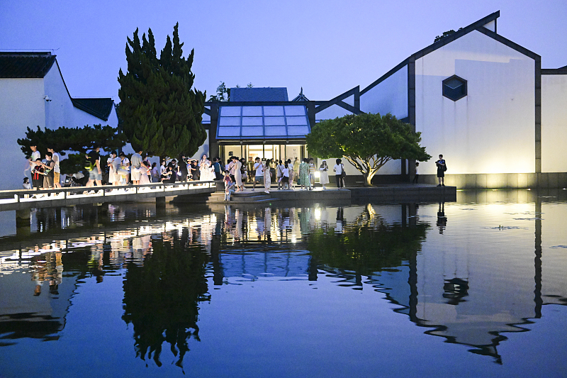 Tourists flock to take a nighttime tour of the Suzhou Museum in Jiangsu Province, August 6, 2023. /CFP
