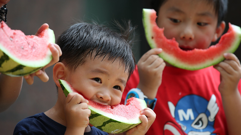 A file photo shows children enjoying watermelon to cool down on the first day of Liqiu in Ningbo, Zhejiang Province, China. /VCG